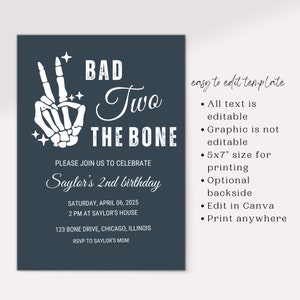 Puede incluir: Una invitaci&oacute;n de cumplea&ntilde;os imprimible azul oscuro con una mano de esqueleto blanca haciendo un signo de paz. El texto dice "Bad Two The Bone" e incluye detalles para la fiesta del segundo cumplea&ntilde;os de Saylor.
