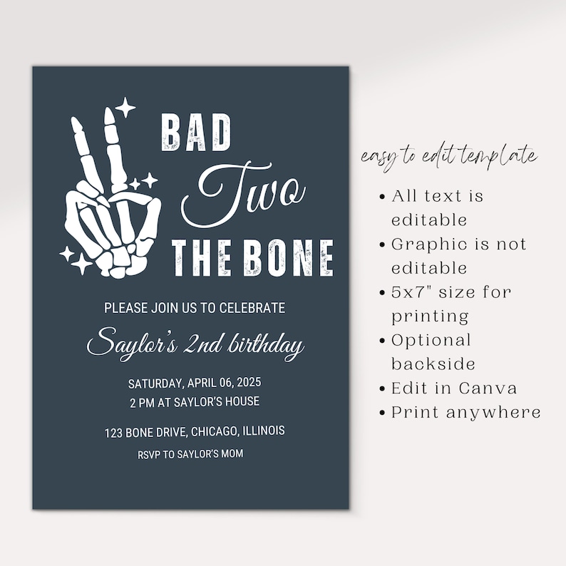 Puede incluir: Una invitaci&oacute;n de cumplea&ntilde;os imprimible azul oscuro con una mano de esqueleto blanca haciendo un signo de paz. El texto dice "Bad Two The Bone" e incluye detalles para la fiesta del segundo cumplea&ntilde;os de Saylor.
