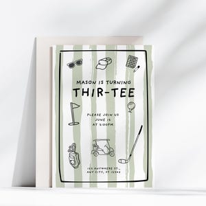 K&ouml;nnte beinhalten: Eine Einladung zum Thema Golf mit gr&uuml;n-wei&szlig; gestreiftem Hintergrund. Die Einladung zeigt schwarze Strichzeichnungen von Golfartikeln und den Text "MASON IS TURNING THIR-TEE". Die Einladung ist f&uuml;r eine Party am 12. Juni um 13:00 Uhr.