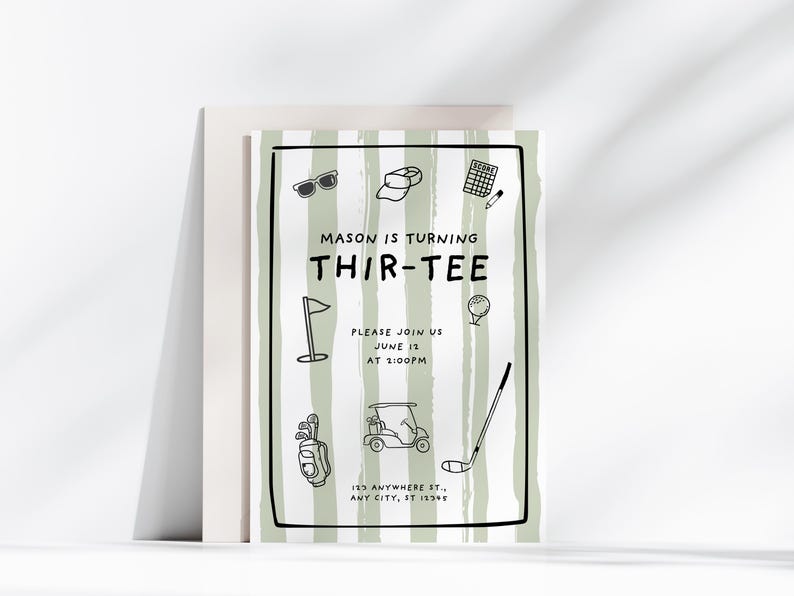 K&ouml;nnte beinhalten: Eine Einladung zum Thema Golf mit gr&uuml;n-wei&szlig; gestreiftem Hintergrund. Die Einladung zeigt schwarze Strichzeichnungen von Golfartikeln und den Text "MASON IS TURNING THIR-TEE". Die Einladung ist f&uuml;r eine Party am 12. Juni um 13:00 Uhr.