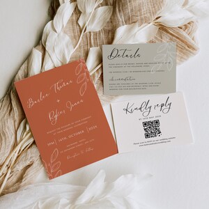 Peut inclure: Une suite d'invitation de mariage avec un fond terracotta. L'invitation présente les noms du couple, "Berlee Thonar + Ryker Jones", et la date du mariage, "3PM | 14TH, OCTOBER | 202X". L'invitation comprend également le lieu, "ANYWHERE HOTEL | 223 ANYWHERE STREET, ANY CITY". La carte RSVP présente un code QR et le texte "Kindly reply by 18th May 202X".