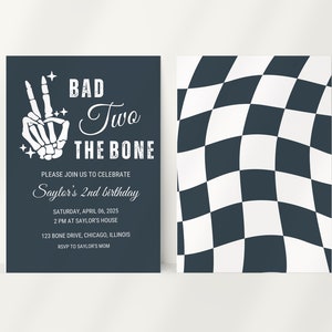 Puede incluir: Una tarjeta de invitaci&oacute;n azul y blanca con una mano de esqueleto haciendo un signo de paz y el texto "Bad Two The Bone" y "Saylor's 2nd birthday".