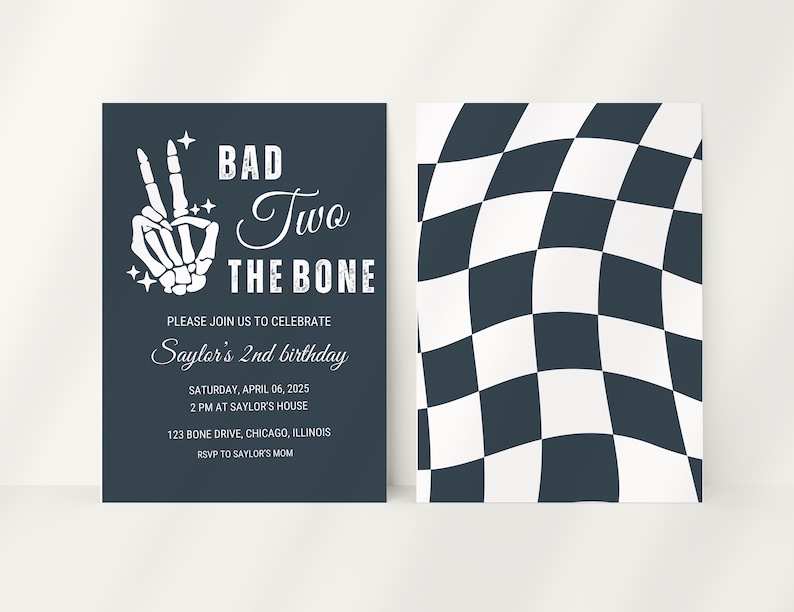 Puede incluir: Una tarjeta de invitaci&oacute;n azul y blanca con una mano de esqueleto haciendo un signo de paz y el texto "Bad Two The Bone" y "Saylor's 2nd birthday".