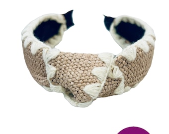Naturfärgat broderat halsband med knutna sömmar