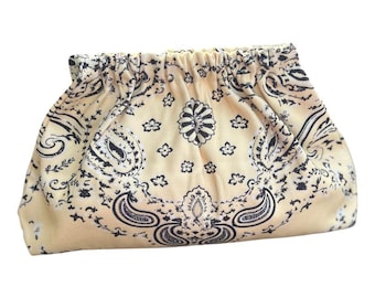 Bolso de mano con estampado de bandana e interior satinado