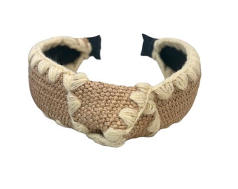 Handsydda knutna hårband i raffia