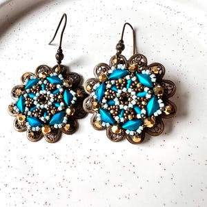 Regina in blu - Orecchini con perline fatti a mano - Gioielli finiti - Orecchini unici - Orecchini di design artigianali