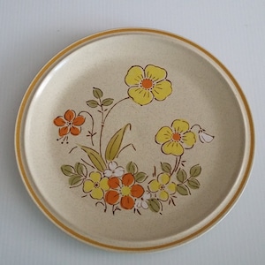 Vintage Hearthside Garden Festival Sunshine Flower Design dinner plates made in Japan, 1970's dinnerware plates, FREE SHIPPING