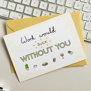 Könnte beinhalten: Grußkarte mit dem Text "Work would suck without you" in Schwarz und Gelb. Die Karte liegt auf einem gelben Umschlag, mit einer Tastatur im Hintergrund. Die Karte hat kleine Illustrationen von einem Kaktus, einer Kaffeetasse, einem Sandwich, einem Telefon, einem Weinglas und Schokolade.