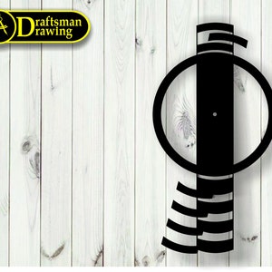 Puede incluir: Reloj de pared de metal negro con un diseño circular y un patrón geométrico único. El reloj tiene un fondo negro y manecillas blancas.