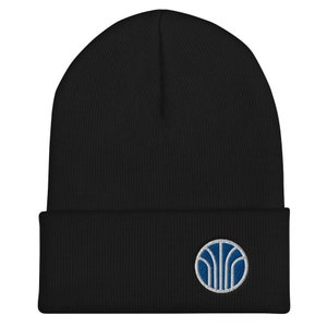 以下が含まれることがあります： 前面に青と白の刺繍ロゴが付いた黒いビーニー