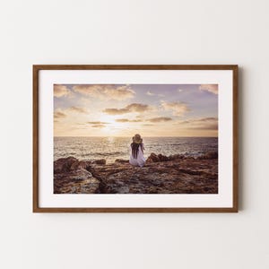 Poster Femme au coucher du soleil sur la plage de Tel-Aviv | Affiche d'Israël | tirages photo | Décoration de plage | Décoration murale de plage | Art de plage | Cadeaux Israël
