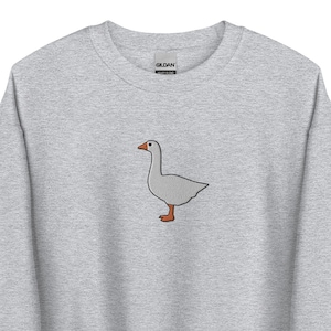White Goose Großes besticktes Sweatshirt Geschenk, Unisex Pullover mit Rundhalsausschnitt, handgefertigter Langarmpullover - 10 Farbauswahl