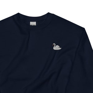 Schwan besticktes Sweatshirt Geschenk, Unisex Pullover mit Rundhalsausschnitt, handgefertigter Langarmpullover - 10 Farbauswahl