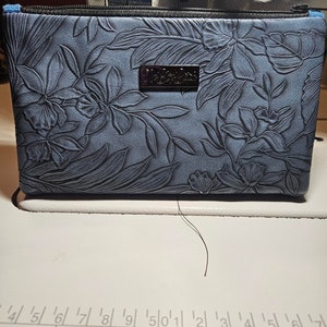 Cartera de piel sintética azul, con 8 ranuras para tarjetas, fina, de doble pliegue, Della, con flores 3D y monedero.
