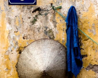 Sombrero cónico asiático en la puerta de entrada de Hanoi Inicio / Arte fotográfico para la decoración del hogar o la oficina / Perfecto como regalo