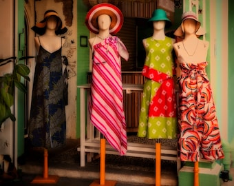 Hermosos pasteles de Phuket, Tailandia, prendas de mujer en fotografías, lienzos, impresiones acrílicas y en metal / El sol de la tarde se mezcla con los colores de las prendas