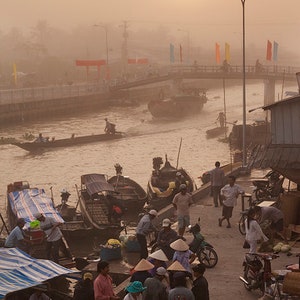 Fotografia e impressão em tela Arte de parede do Vietnã de compradores e vendedores no mercado flutuante do Delta do Mekong | Decoração de parede para casa e escritório | Ideia de presente Tet