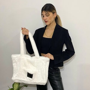 Plush Fabric Tote Bag 2023 Autumn Winter Season New Fashion Very Stylish Trend Soft Sweet Shoulder Bag Large Fluffy Shopper Bag,Women&#39;s Gift