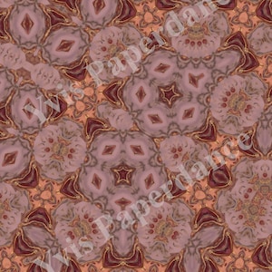 Könnte beinhalten: Abstraktes Muster mit einem sich wiederholenden Design aus floralen und geometrischen Formen in den Farbtönen Mauve, Burgunderrot und Gold. Das Design hat einen symmetrischen, kaleidoskopischen Effekt und erzeugt eine visuell komplexe und künstlerische Komposition.
