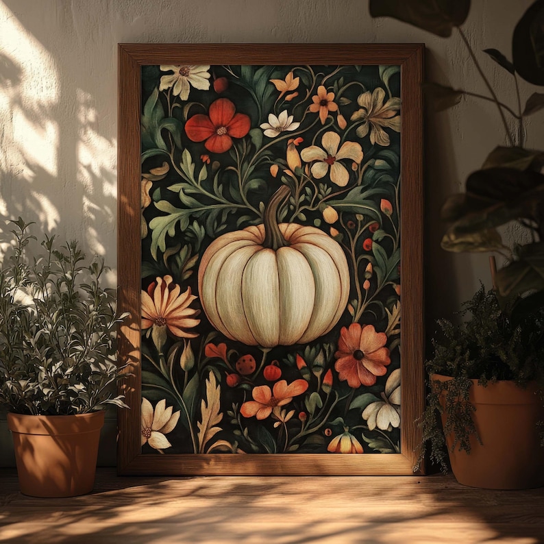 Peut inclure: Une &oelig;uvre encadr&eacute;e repr&eacute;sentant une citrouille cr&egrave;me entour&eacute;e de fleurs et de feuillages color&eacute;s. L'&oelig;uvre est plac&eacute;e sur un fond sombre et encadr&eacute;e dans un cadre en bois marron. Les fleurs sont dans des tons de rouge, d'orange et de blanc.