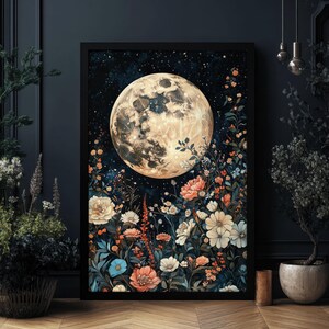 Pode incluir: Uma impress&atilde;o emoldurada em preto de uma lua cheia com uma textura de superf&iacute;cie detalhada, cercada por um campo de flores coloridas sobre um fundo de c&eacute;u noturno estrelado azul escuro.