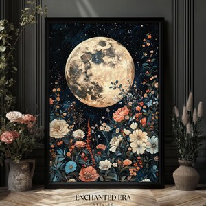 Pode incluir: Uma impress&atilde;o de arte digital que apresenta uma grande lua cheia com uma textura de superf&iacute;cie detalhada, cercada por um campo de flores coloridas em tons de azul, rosa, branco e amarelo. O fundo &eacute; azul escuro com um c&eacute;u estrelado. O texto "ENCHANTED ERA ATELIER" est&aacute; na parte inferior da impress&atilde;o.