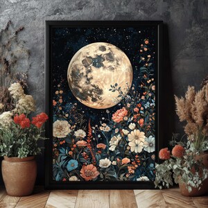 Pode incluir: Uma impress&atilde;o emoldurada de uma lua cheia com uma textura de superf&iacute;cie detalhada, cercada por um campo de flores coloridas em tons de azul, rosa, laranja e branco contra um c&eacute;u noturno estrelado azul escuro.