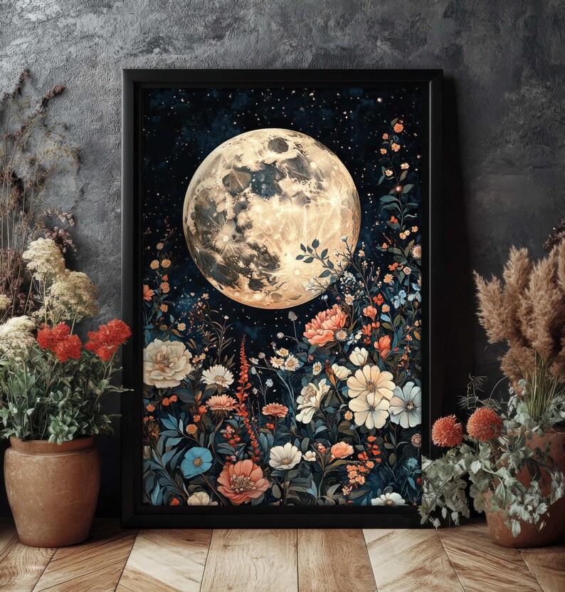 Pode incluir: Uma impress&atilde;o emoldurada de uma lua cheia com uma textura de superf&iacute;cie detalhada, cercada por um campo de flores coloridas em tons de azul, rosa, laranja e branco contra um c&eacute;u noturno estrelado azul escuro.