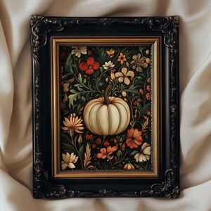 Peut inclure: Une &oelig;uvre encadr&eacute;e repr&eacute;sentant une citrouille blanche entour&eacute;e de fleurs et de feuillages color&eacute;s. L'&oelig;uvre est plac&eacute;e sur un fond sombre et encadr&eacute;e dans un cadre noir orn&eacute; avec des accents dor&eacute;s. Le th&egrave;me g&eacute;n&eacute;ral est l'automne et la r&eacute;colte.