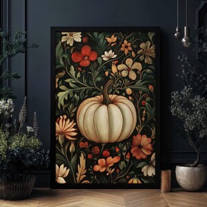 Peut inclure: Impression d'art encadr&eacute;e repr&eacute;sentant une grosse citrouille blanc cr&egrave;me entour&eacute;e de fleurs et de feuillages color&eacute;s. L'&oelig;uvre d'art a un fond sombre avec des fleurs rouges, oranges et cr&egrave;me. L'impression est dans un cadre noir, un &eacute;l&eacute;ment d&eacute;coratif sur le th&egrave;me de l'automne.