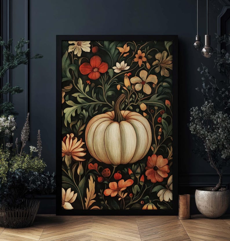Peut inclure: Impression d'art encadr&eacute;e repr&eacute;sentant une grosse citrouille blanc cr&egrave;me entour&eacute;e de fleurs et de feuillages color&eacute;s. L'&oelig;uvre d'art a un fond sombre avec des fleurs rouges, oranges et cr&egrave;me. L'impression est dans un cadre noir, un &eacute;l&eacute;ment d&eacute;coratif sur le th&egrave;me de l'automne.