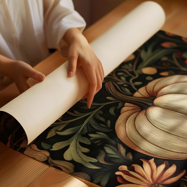 Peut inclure: Un rouleau de papier blanc cass&eacute; est tenu au-dessus d'un tapis d&eacute;coratif avec un motif de citrouille et de fleurs. Le tapis pr&eacute;sente un fond sombre avec des feuilles vertes, des fleurs orange et une grosse citrouille claire.