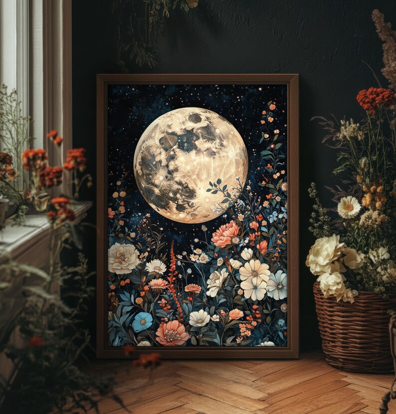 Pode incluir: Uma impress&atilde;o emoldurada de uma lua cheia com uma superf&iacute;cie detalhada, cercada por um campo de flores coloridas em tons de rosa, azul, branco e amarelo. O fundo &eacute; azul escuro com um c&eacute;u estrelado.