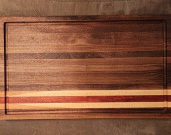 Bandeja grande de madera tallada con ranura para jugo