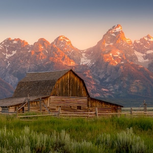 Lever du soleil du parc national de Grand Teton à T A Moulton Barn, impression de paysage de montagne du Wyoming, art mural toile panoramique, vieille grange du Wyoming