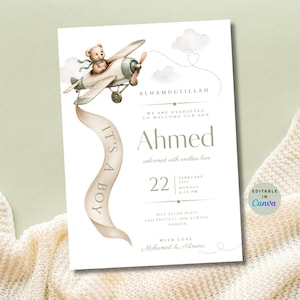 Pode incluir: Um cartão de anúncio de nascimento com uma ilustração em aguarela de um urso de peluche a pilotar um avião antigo. O cartão inclui o texto ALHAMDULILLAH, WE ARE OVERJOYED TO WELCOME OUR SON, Ahmed, welcomed with endless love, 22 FEBRUARY 2030, e IT'S A BOY numa faixa.