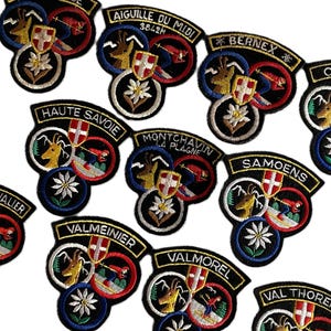 Könnte beinhalten: Handgefertigtes Holzschild mit dem Text "Welcome" in verspielter Schrift. Das Schild ist weiß lackiert mit einem Used-Look und zeigt ein florales Design in Rosa- und Grüntönen. Es ist etwa 30 cm breit.