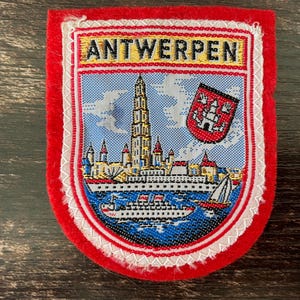 Może przedstawiać: Rustykalny drewniany szyld z napisem "Welcome to our home" w stylu ręcznym. Szyld ma postarzaną powierzchnię i prosty, zapraszający design, idealny na ganek lub do wejścia.