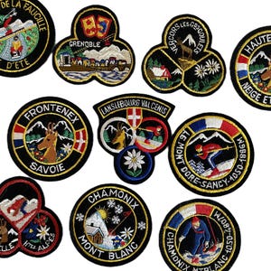 Könnte beinhalten: Ein Set aus drei Keramikbechern mit gesprenkelter, matter Oberfläche. Die Becher sind in Creme-, Hellgrau- und Dunkelgrautönen gehalten. Jeder Becher hat ein schlichtes, minimalistisches Design, ideal für Kaffee oder Tee.