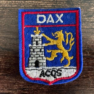 Naszywka haftowana Dax z Francji – lew heraldyczny i wieża – francuska pamiątka z podróży