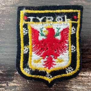 Vintage-lapp Tyrolen Österrike — Tyrolsk broderad röd örn österrikisk resesouvenir