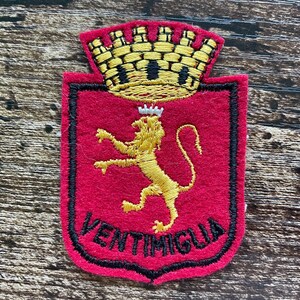 Vintage-lapp Ventimiglia Italien med gyllene lejon broderad italiensk resesouvenir