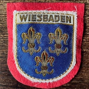 Parche vintage de Wiesbaden, Alemania – Ciudad balneario de Hesse, flor de lis, recuerdo de viaje alemán (para coser) NOS CS35