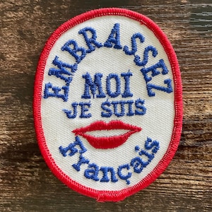 Vintage patch Kiss Me I'm French FRANKRIJK sexy rode lippen naai stoffen patches jaren 1970 geborduurde jas grappige humor patch Wanderlust cadeau