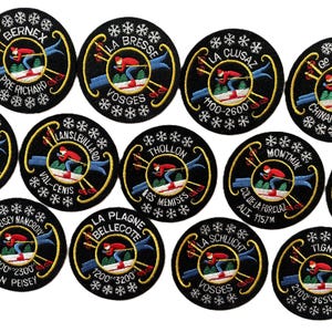 Könnte beinhalten: Ein Set aus drei Keramikbechern mit gesprenkelter, matter Oberfläche. Die Becher sind in den Farbtönen Creme, Hellgrau und Dunkelgrau gehalten. Jeder Becher hat ein schlichtes, minimalistisches Design und einen abgerundeten Griff.