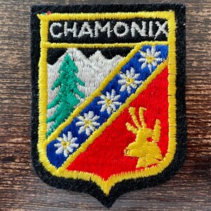 Écusson vintage Chamonix Mont Blanc brodé, souvenir de voyage et de ski dans les Alpes françaises avec un bouquetin