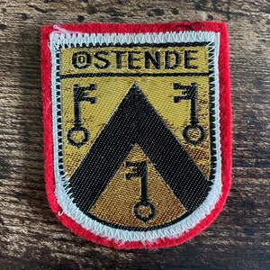 Może przedstawiać: Rustykalny drewniany szyld z napisem "Welcome to our home" w stylu ręcznym. Szyld ma postarzaną powierzchnię i prosty, zachęcający design, idealny na ganek lub do wejścia.