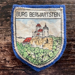 Pode incluir: Um conjunto de três canecas de cerâmica com acabamento manchado e fosco. As canecas são em tons de creme, cinza claro e cinza escuro. Cada caneca tem um design simples e minimalista, ideal para café ou chá.