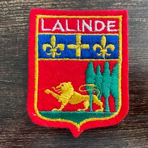 Naszywka vintage Lalinde FRANCJA Francuski w departamencie Dordogne Złoty lew naszywana aplikacja haftowana pamiątka z podróży prezent dla miłośników podróży